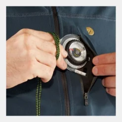 FJÄLLRÄVEN Bergtagen Stretch Anorak 17 FJÄLLRÄVEN Bergtagen Stretch Anorak -NL Uitrusting Voor Buiten Verkoopwinkel acbce00022 4444 05 nl